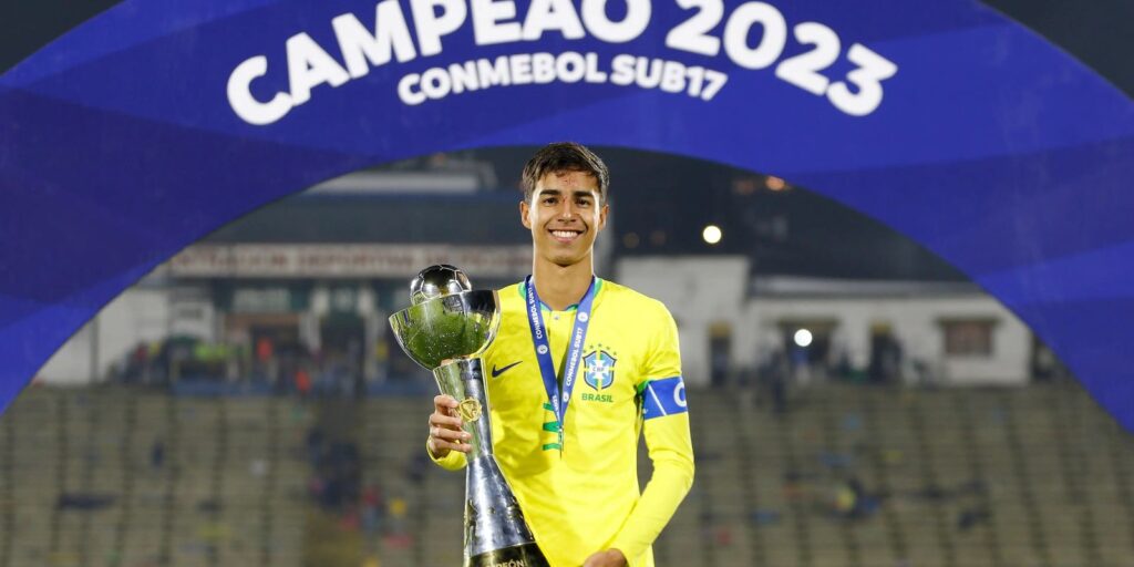 carlo-ancelotti-convoca-o-zagueiro-vitor-reis,-do-girona