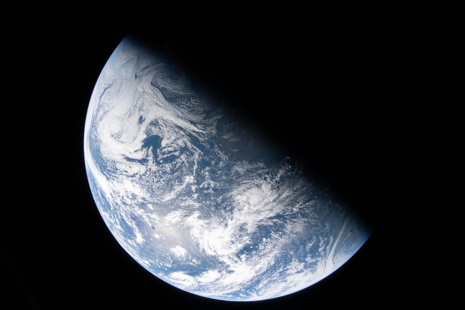 nasa-divulga-imagens-ineditas-da-terra-e-missao-avanca-em-direcao-a-lua;-veja