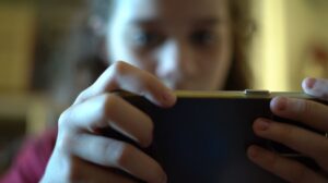 nao-basta-proibir-adolescentes-nas-redes,-dizem-pesquisadores