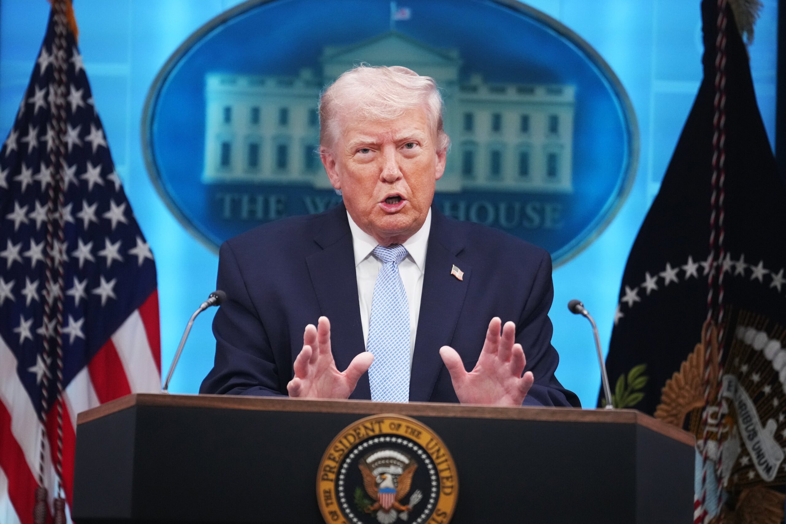 trump-admite-gasolina-mais-cara-enquanto-petroleo-volta-a-us$-100