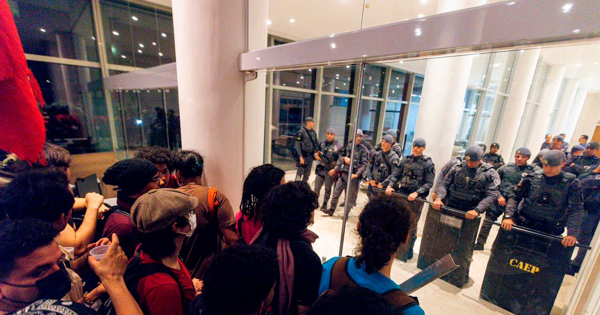estudantes-da-usp-mantem-invasao-ao-predio-da-reitoria-e-pedem-volta-das-negociacoes