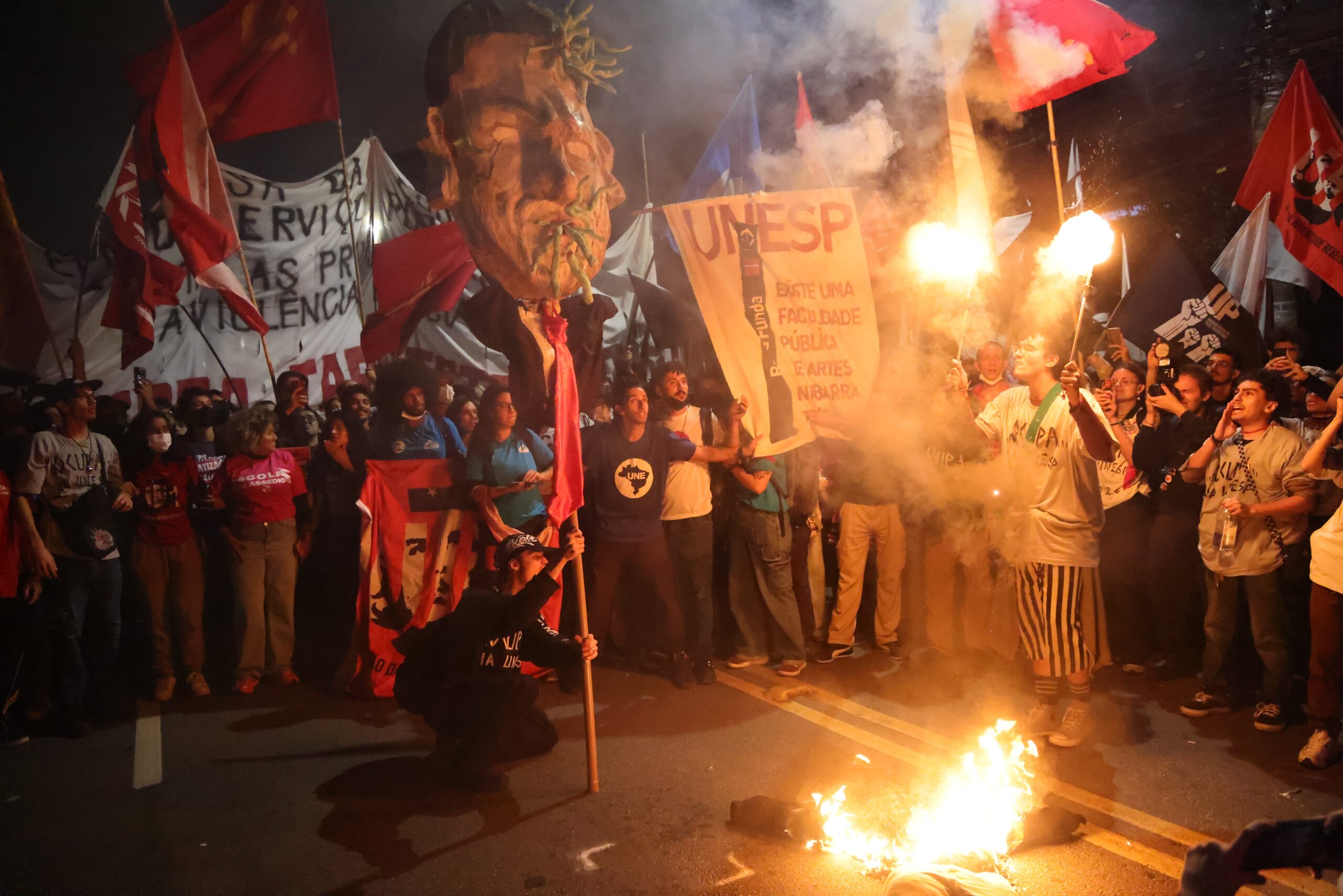 estudantes-da-usp,-unicamp-e-unesp-marcham-ate-palacio-dos-bandeirantes,-mas-sofrem-bloqueio-da-pm