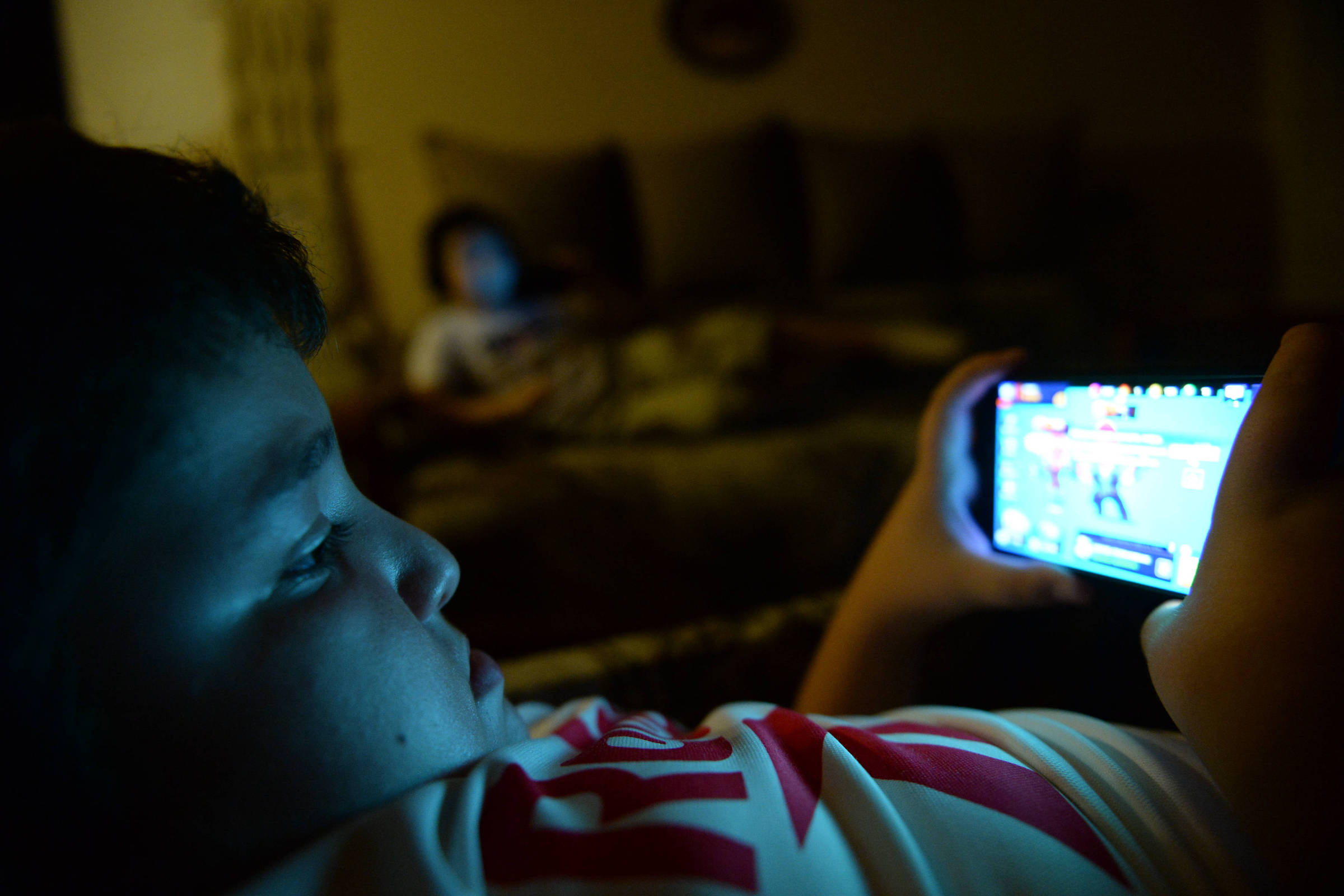 metade-dos-adolescentes-nos-eua-usa-celular-de-madrugada-em-dias-de-aula,-diz-estudo