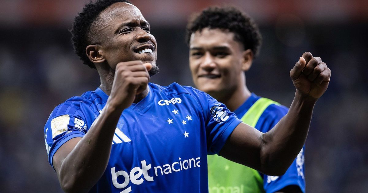 cruzeiro-segura-pressao-no-fim,-vence-chapecoense-e-respira-no-brasileirao