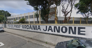 aluno-e-obrigado-a-ficar-nu-por-suspeita-de-portar-cigarro-eletronico-em-escola-da-grande-sp