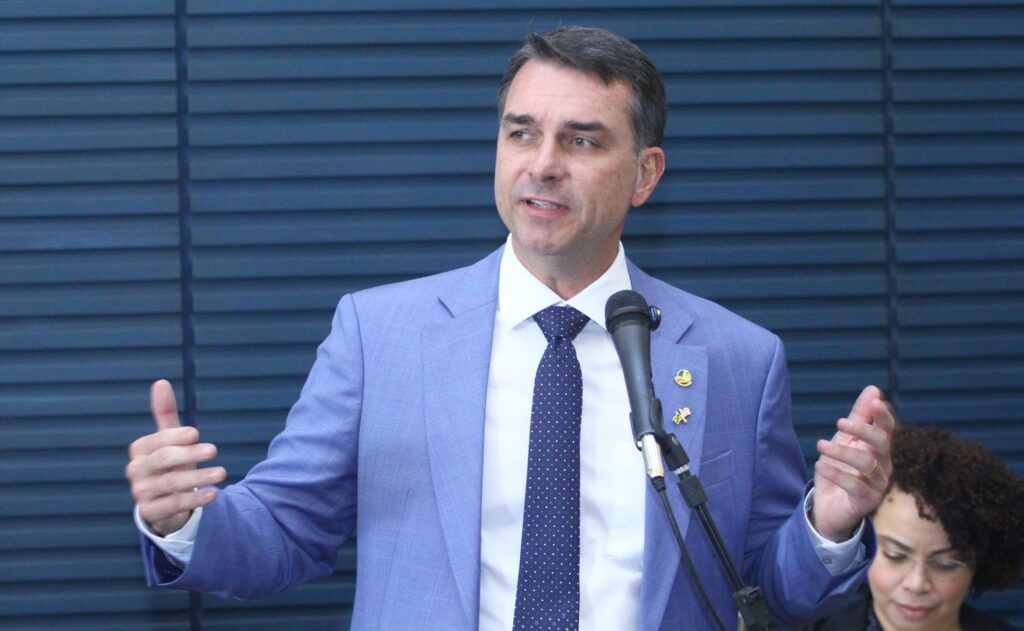 tse-adia-julgamento-sobre-suspensao-de-pesquisa-que-mostrou-queda-de-flavio-bolsonaro