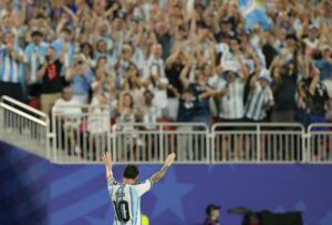 messi-faz-seu-1o-hat-trick-em-copas-e-iguala-klose-na-artilharia-historica