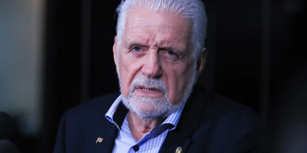 jaques-wagner-anuncia-saida-da-lideranca-do-governo-no-senado