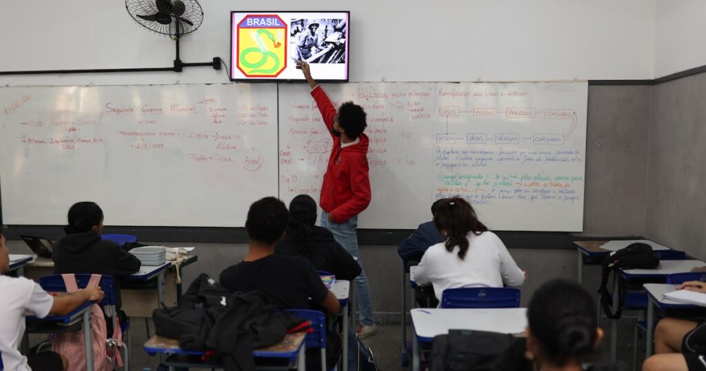 abandono-no-ensino-medio-cai,-mas-pe-de-meia-resolve-o-problema?-o-que-dizem-os-dados