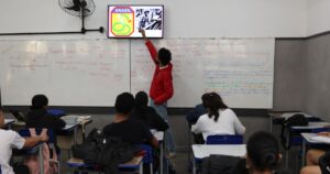 abandono-no-ensino-medio-cai,-mas-pe-de-meia-resolve-o-problema?-o-que-dizem-os-dados