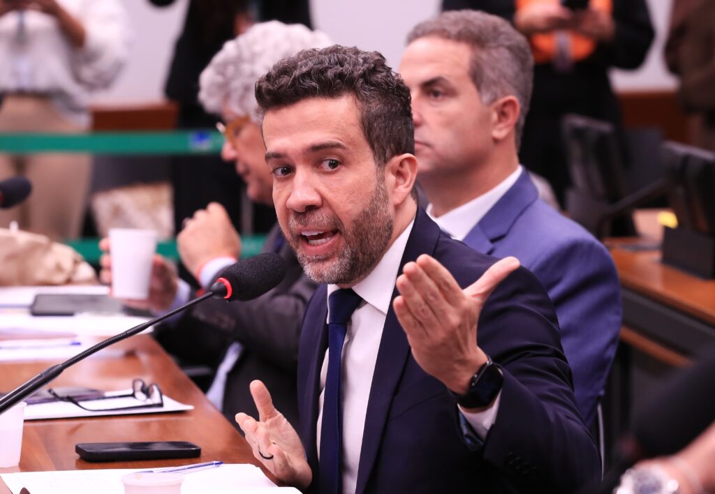 flavio-bolsonaro-vai-ao-stf-contra-janones-por-xingamentos-no-instagram