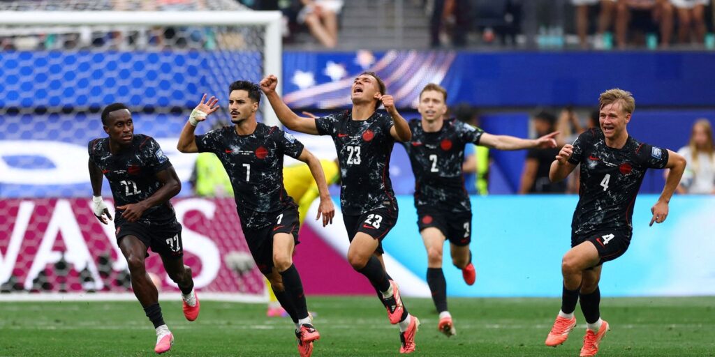 com-gol-no-final,-canada-vence-africa-do-sul-e-vai-as-oitavas-da-copa