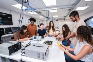 formacao-que-conecta-estudantes-a-desafios-reais-do-mercado