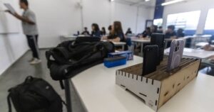 celular-proibido-na-escola:-o-que-diretores-de-escolas-publicas-e-privadas-relatam-um-ano-depois?