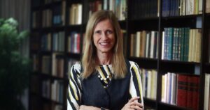 “precisamos-fazer-uma-busca-ativa-dos-jovens-que-abandonam-a-escola”,-diz-claudia-costin,-da-fgv