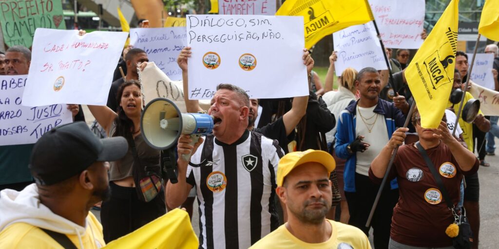 camelos-protestam-contra-programa-da-prefeitura-no-rio