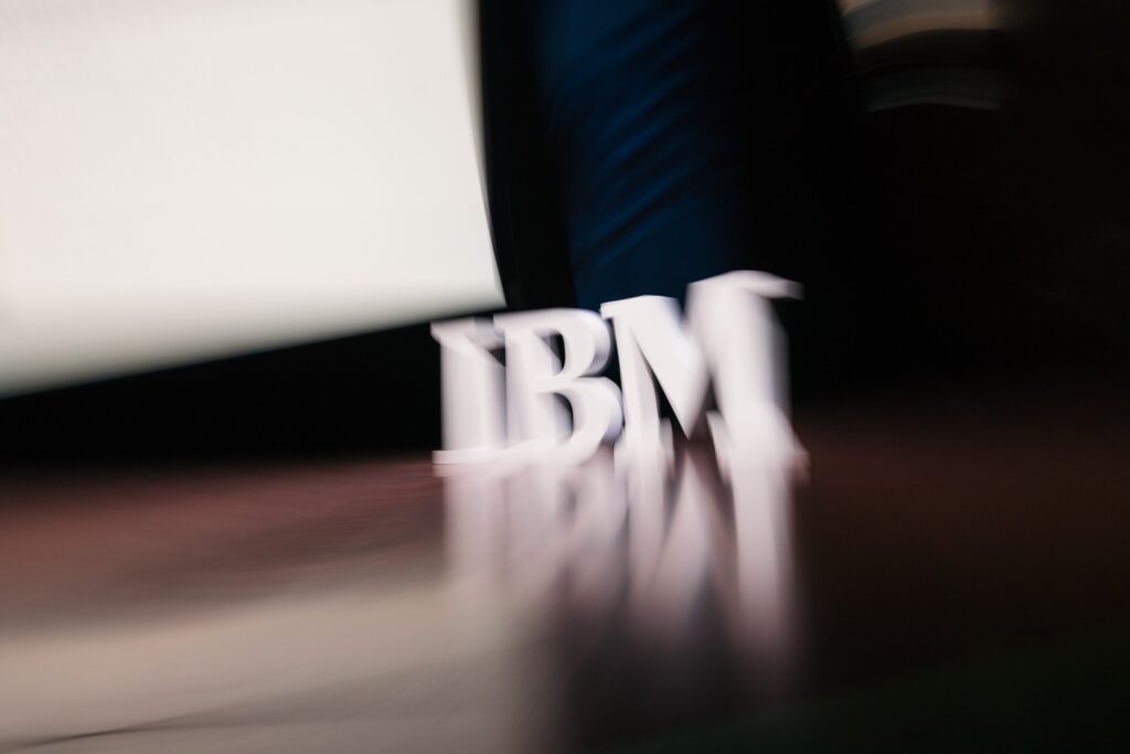 acao-da-ibm-cai-25%-e-caminha-para-pior-dia-da-historia-na-bolsa:-o-que-aconteceu?