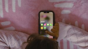 por-que-uso-de-celular-por-adolescentes-vira-novo-dilema-para-a-uniao-europeia