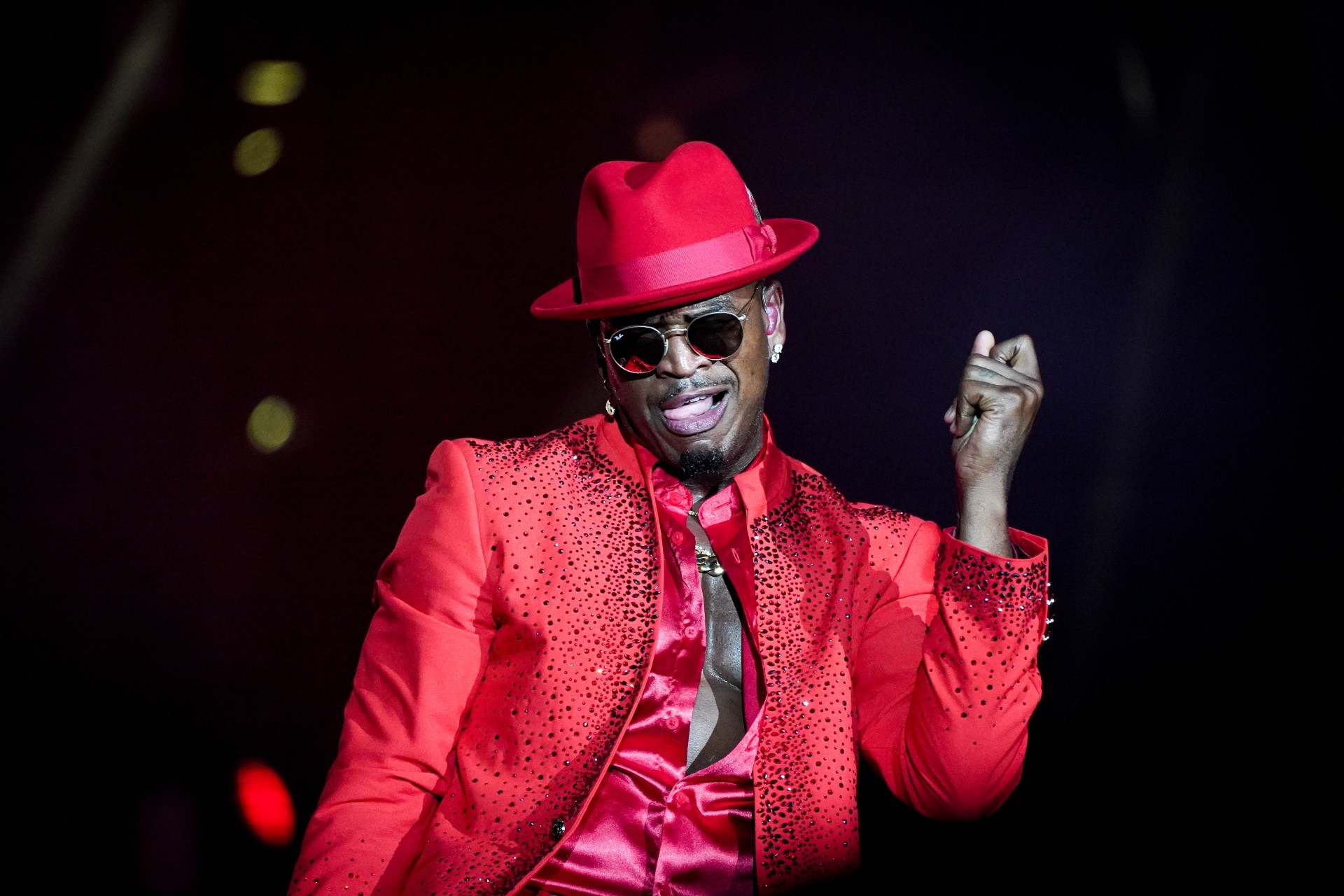 mulher-processa-ne-yo-e-alega-ter-sido-atacada-por-cao-do-cantor-ao-entregar-pacote