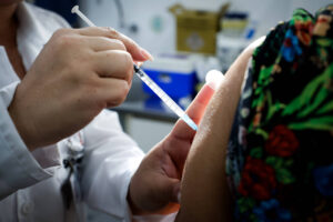 vacinacao-contra-sarampo-em-sp-tem-alta-adesao,-filas-em-ubss-e-faltas-pontuais-do-imunizante