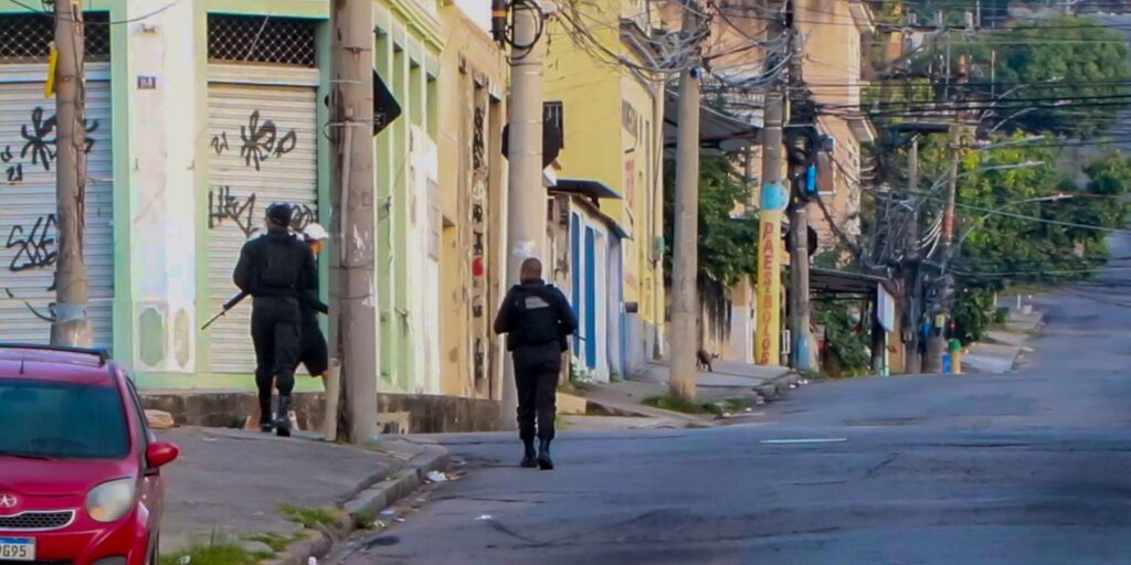 pm-do-rj-prende-13-em-acao-contra-comando-vermelho;-4-morreram