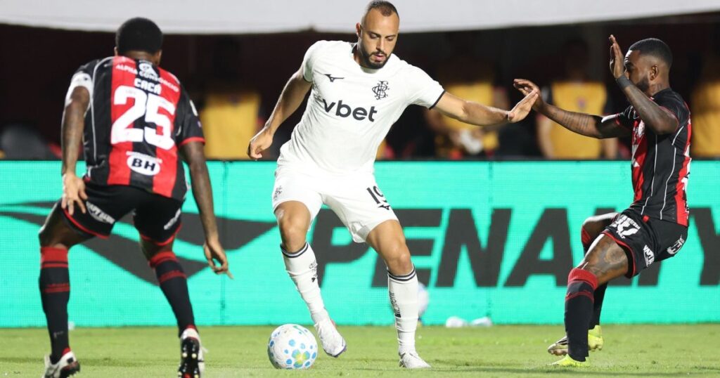 arthur-cabral-e-o-primeiro-jogador-do-brasileirao-expulso-pela-lei-vini-jr.