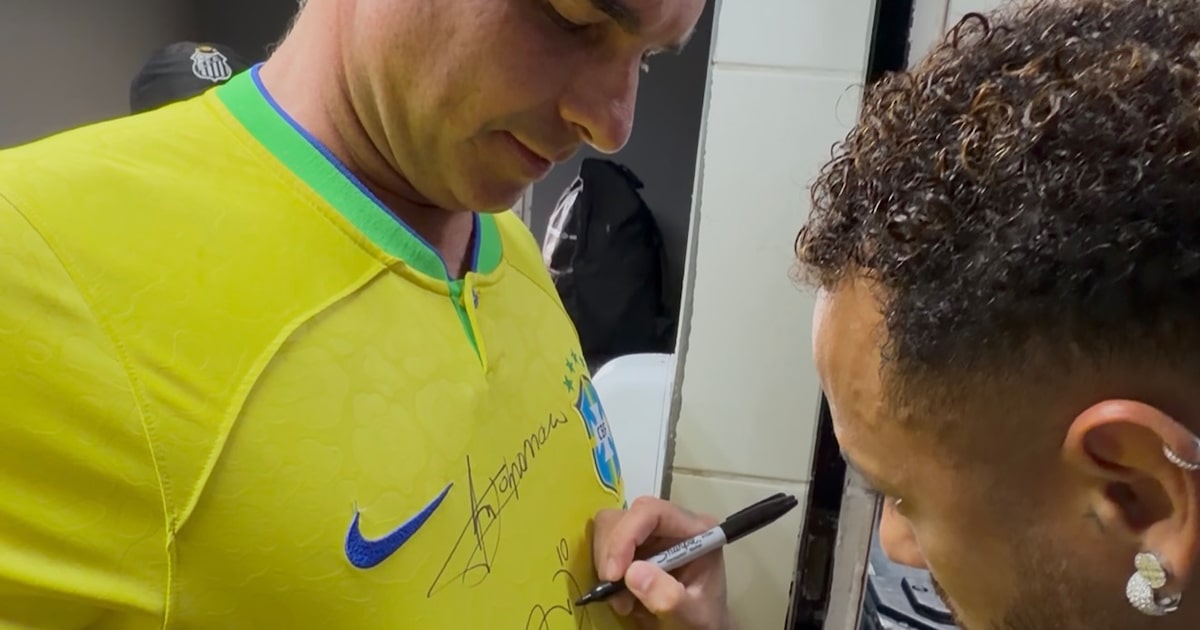 flavio-bolsonaro-vai-a-sao-januario,-ve-santos-derrotar-vasco-e-tem-camisa-autografada-por-neymar