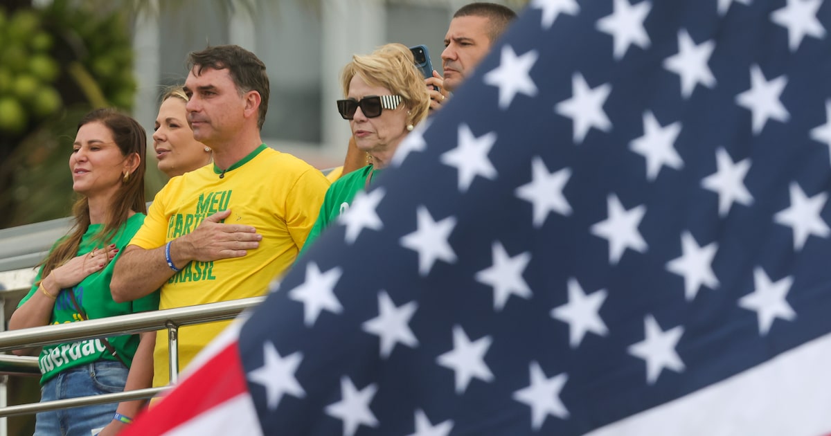 com-trump-e-bandeira-americana,-flavio-ameaca-o-brasil-com-um-outro-tipo-de-golpe