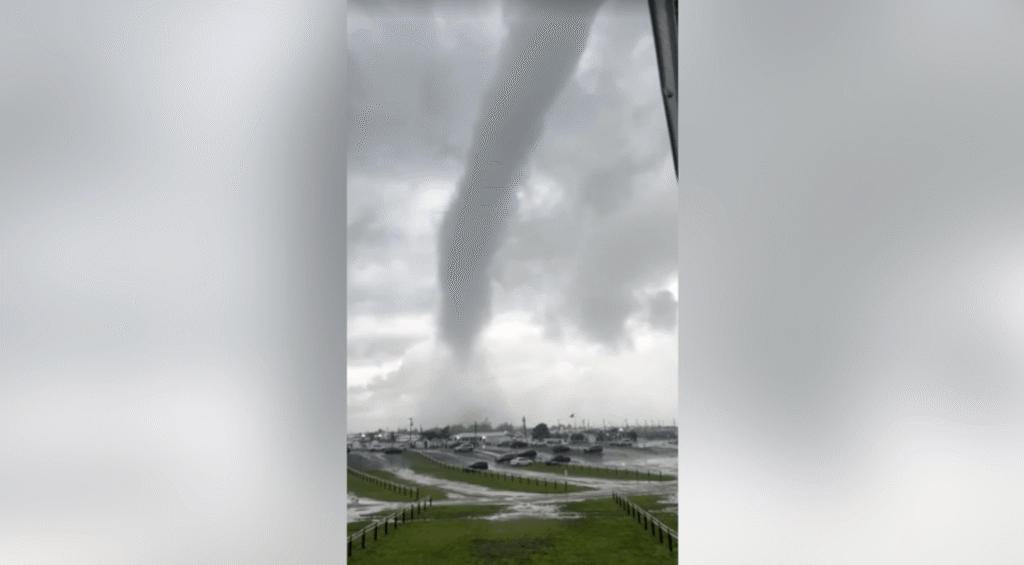 video-mostra-momento-em-que-tornado-e-visto-em-long-island,-nova-york