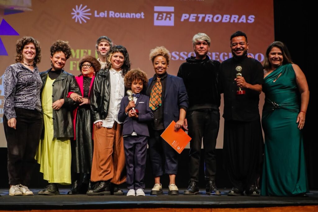 ‘nosso-segredo’-vence-premio-de-melhor-filme-brasileiro-no-festival-de-gramado