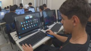 70%-dos-jovens-trabalham-e-32%-conciliam-emprego-e-estudos-no-brasil,-diz-pesquisa