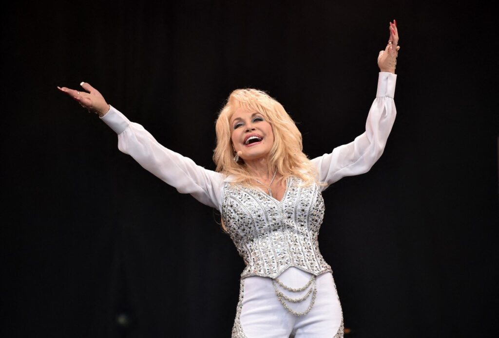dolly-parton-morreu-apos-uma-‘breve-batalha-contra-o-cancer’,-diz-equipe-da-cantora