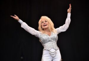 dolly-parton-morreu-apos-uma-‘breve-batalha-contra-o-cancer’,-diz-equipe-da-cantora