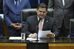 alcolumbre-rebate-pressao-por-impeachment-de-moraes-e-cita-r$-130-milhoes-para-filme-de-bolsonaro