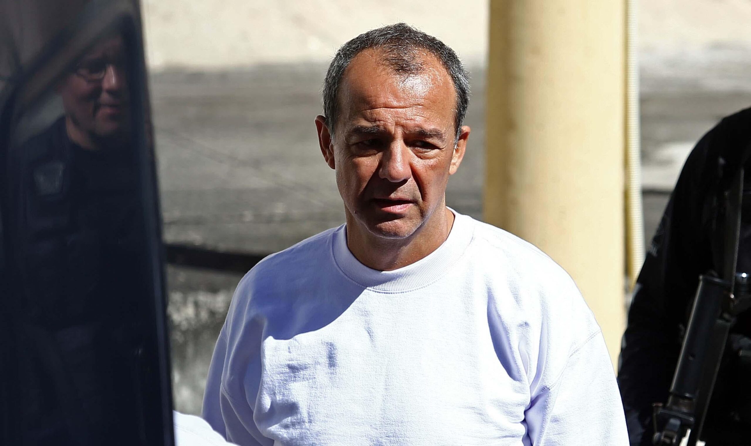 tv-de-65-polegadas-e-home-theater:-sergio-cabral-e-condenado-a-pagar-r$-1-mi-por-regalias-na-prisao