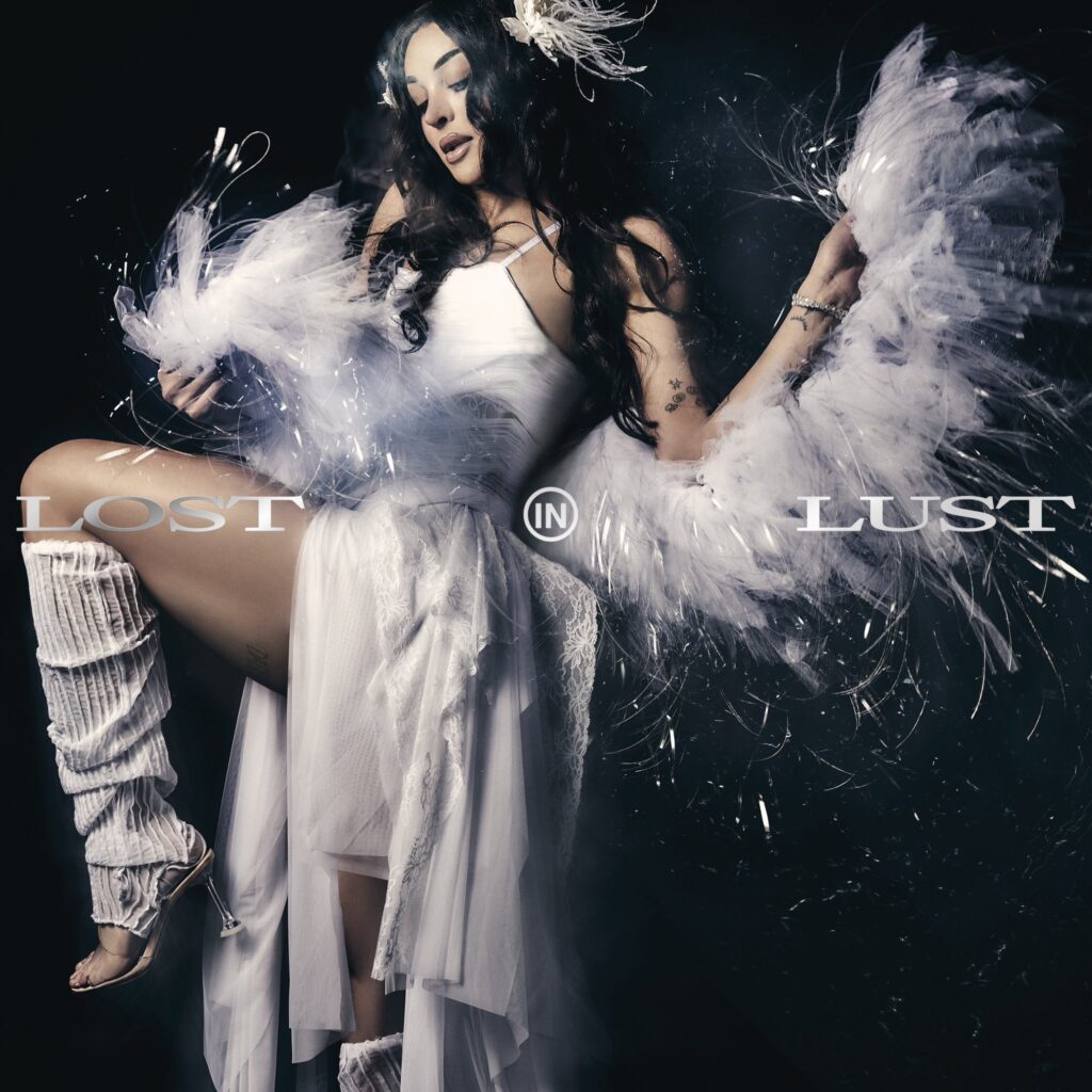 pabllo-vittar-se-move-sob-rastros-de-luz-na-foto-da-capa-do-album-‘lost-in-lust’