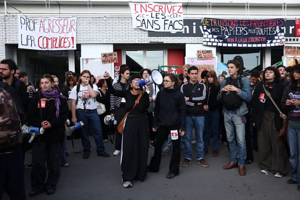apos-manifestacoes-de-estudantes-de-ensino-medio,-universidades-aderem-a-bloqueios-na-franca
