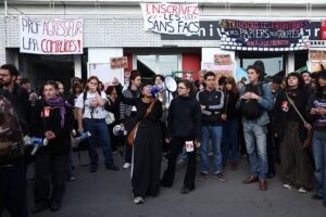 apos-manifestacoes-de-estudantes-de-ensino-medio,-universidades-aderem-a-bloqueios-na-franca