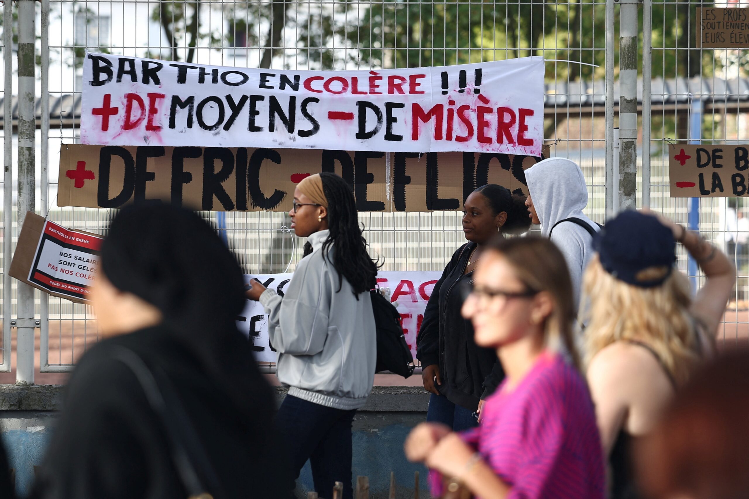 franca-protesta-por-professores-e-mais-recursos:-entenda-quais-sao-as-reivindicacoes-e-como-e-o-cenario-no-pais-em-comparacao-com-o-brasil