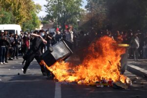 protestos-estudantis-continuam-e-governo-da-franca-promete-3-mil-professores-a-mais-nas-escolas