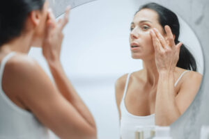 cosmeticos-para-pele-na-menopausa-apostam-em-colageno-e-hidratacao-da-pele;-veja-como-agem