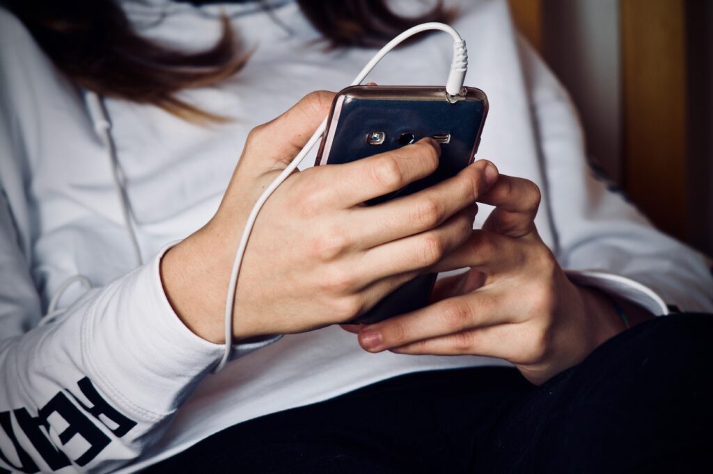 celular,-comparacao-e-dialogo:-os-desafios-de-educar-adolescentes-em-uma-geracao-hiperconectada