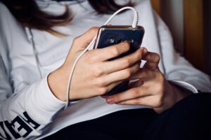 celular,-comparacao-e-dialogo:-os-desafios-de-educar-adolescentes-em-uma-geracao-hiperconectada