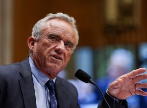 kennedy-demite-todos-os-17-membros-de-comite-de-vacinas-nos-eua kennedy-demite-todos-os-17-membros-de-comite-de-vacinas-nos-eua