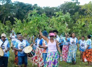 tambores-ecoam-para-saudar-o-cortejo-da-murta-durante-o-ciclo-do-marabaixo-2025