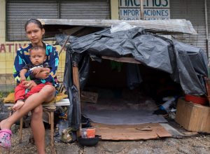 sem-dinheiro,-venezuelanos-acampam-as-margens-de-rodovia-na-fronteira-do-brasil:-‘aqui-pelo-menos-temos-comida’