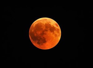 ‘lua-de-morango’:-saiba-como-observar-o-fenomeno-lunar