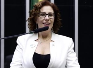 defesa-de-carla-zambelli-pede-suspensao-da-perda-do-mandato