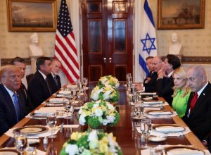 ao-lado-de-netanyahu,-trump-volta-a-defender-‘realocacao’-de-palestinos