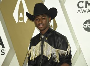lil-nas-x-deixa-prisao-apos-ser-acusado-de-quatro-crimes,-incluindo-agressao-a-um-policial